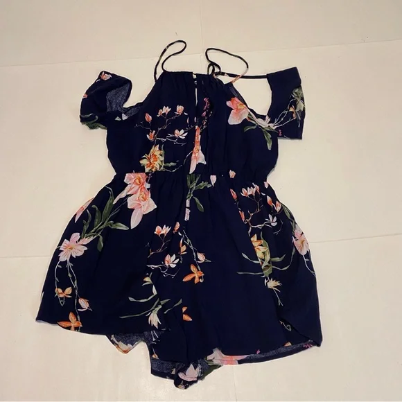 82. Yoins Your Inspiration floral shorts romper size medium - Picture 4 of 5